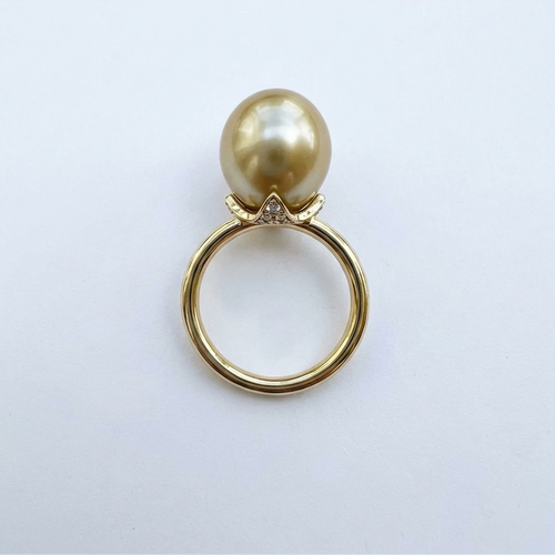 Diamond and Light Gray Tahitian Pearl Dauphine Ring